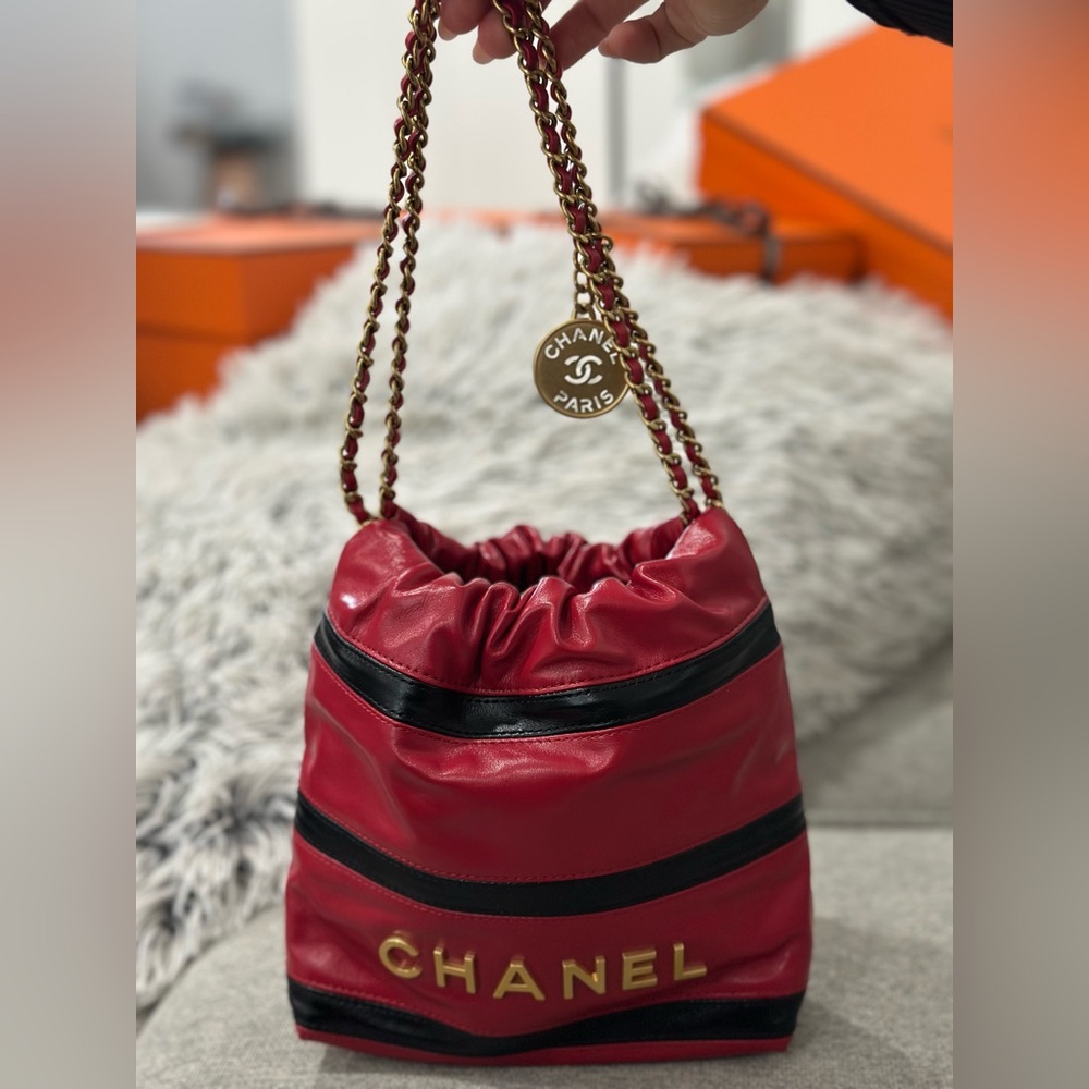 Chanel Red and Black Leather Shoulder Bag - Picture 4 of 6